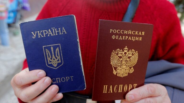 Оккупанты рвут украинские паспорта на блок-постах в Токмаке