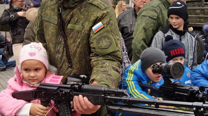 Оккупанты уничтожают образование и идентичность детей в Запорожской области по “крымскому сценарию”