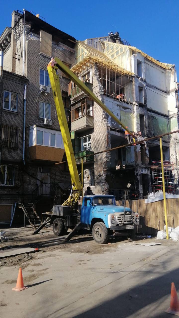 В Запорожье на проспекте Соборном начался новый этап ремонта разрушенных квартир. ФОТО