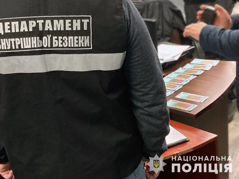 Мужчину, который пытался дать взятку полицейскому в Запорожье будут судить