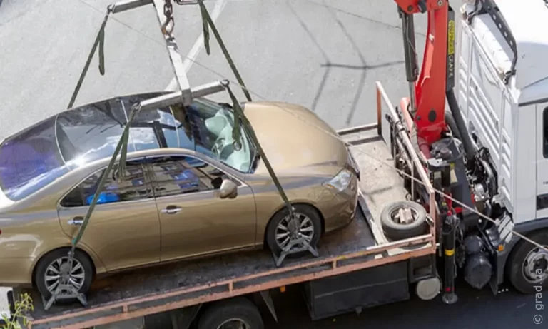 Оккупанты конфискуют брошенные автомобили в Бердянске