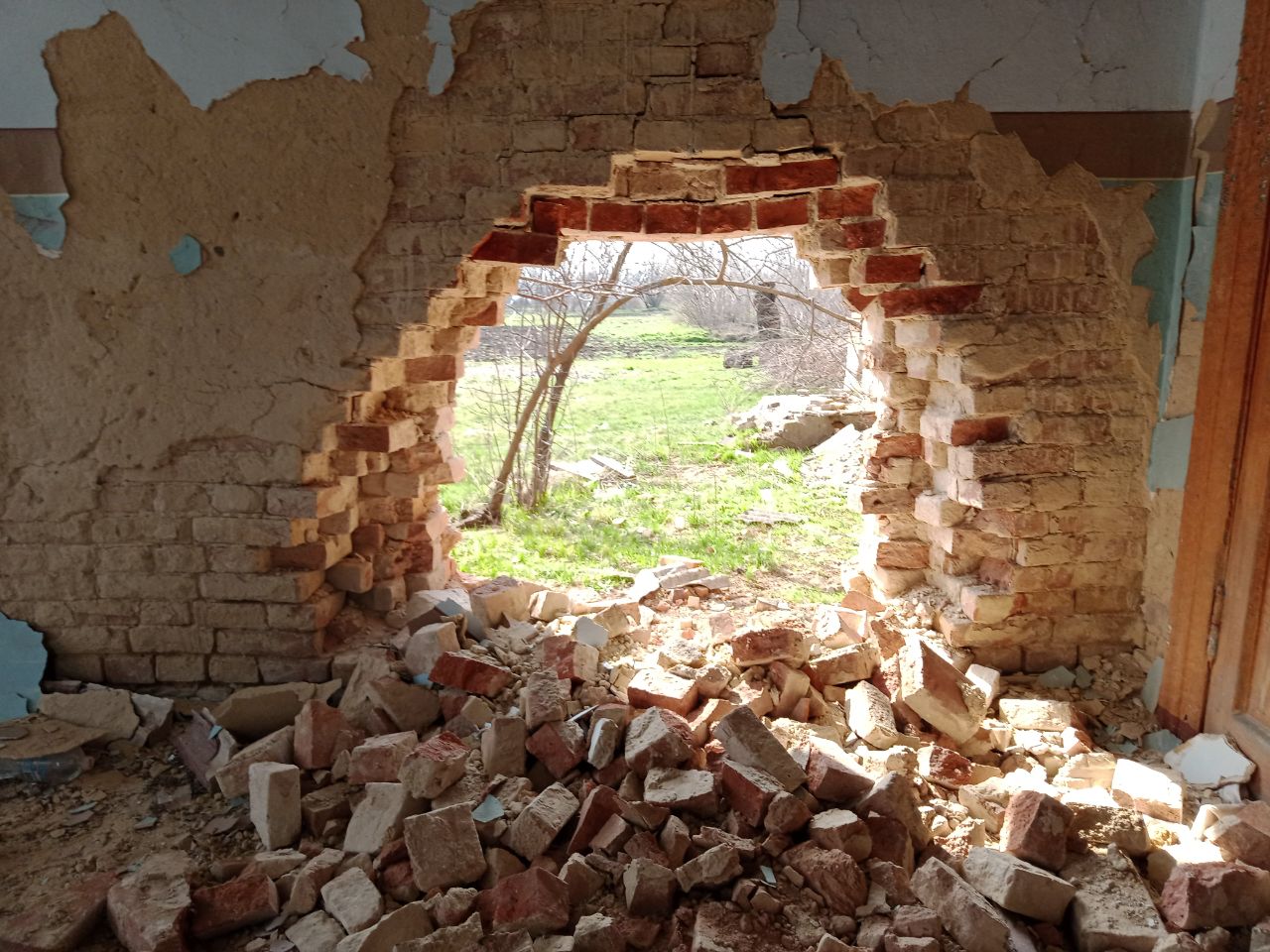 В районе Гуляйполя из-за вражеских атак повреждена старинная школа. ФОТО