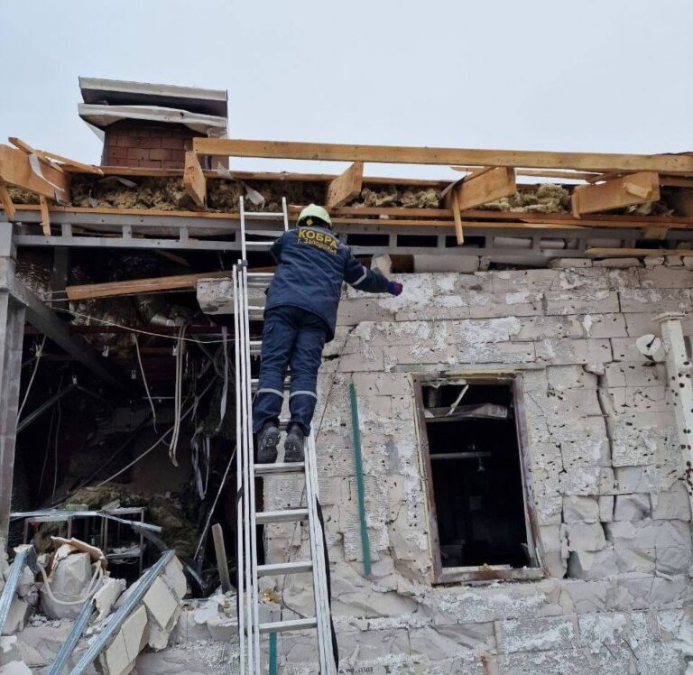 Коммунальщики в Запорожье закончили ремонтные работы в жилом комплексе, по которому был удар. ФОТО
