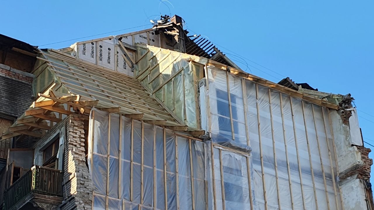 Запорожкие ремонтники починили пострадавшее от вражеского обстрела двухэтажное здание. ФОТО