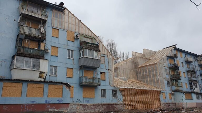 Дом в Запорожье, разрушенный ракетными обстрелами “законсервировали”: что дальше