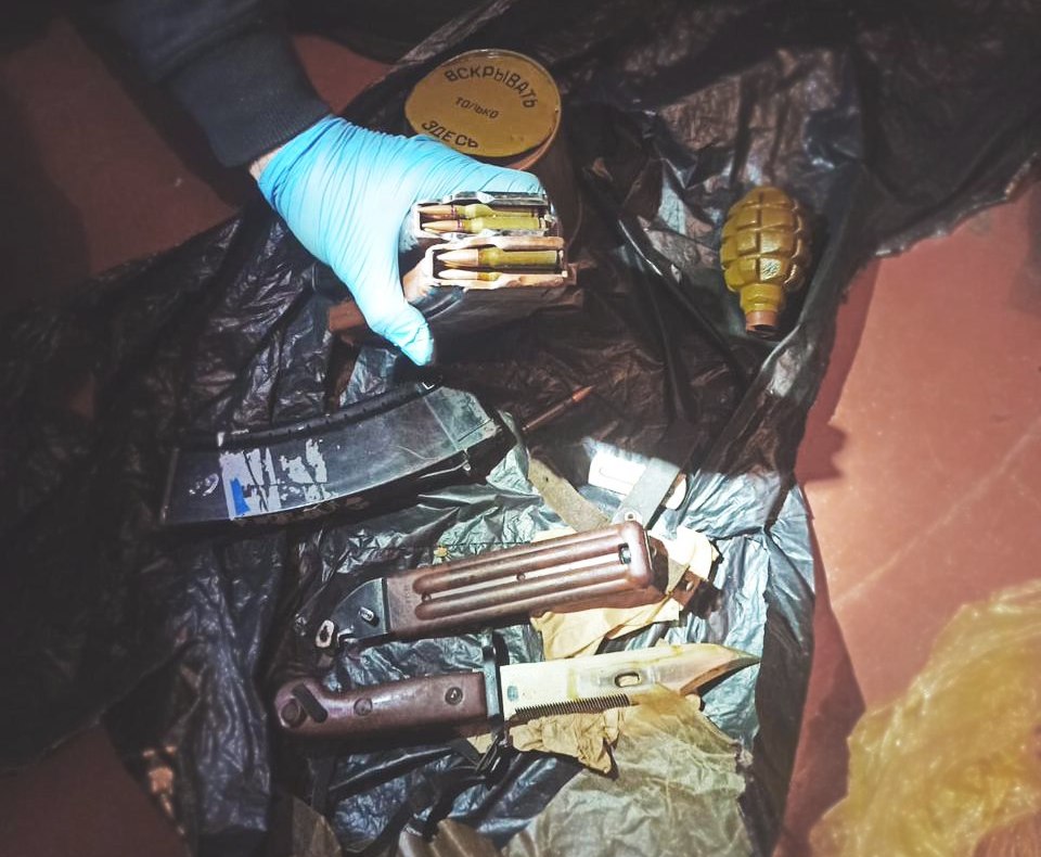 Полиция разоблачила в Запорожье мужчину, который хранил дома оружие и наркотики. ФОТО