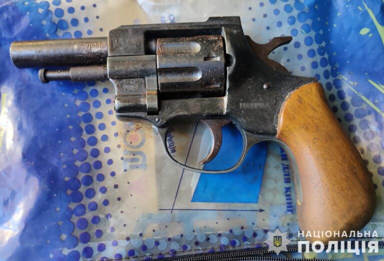 Полиция изъяла оружие и наркотики у жителя Вольнянска. ФОТО
