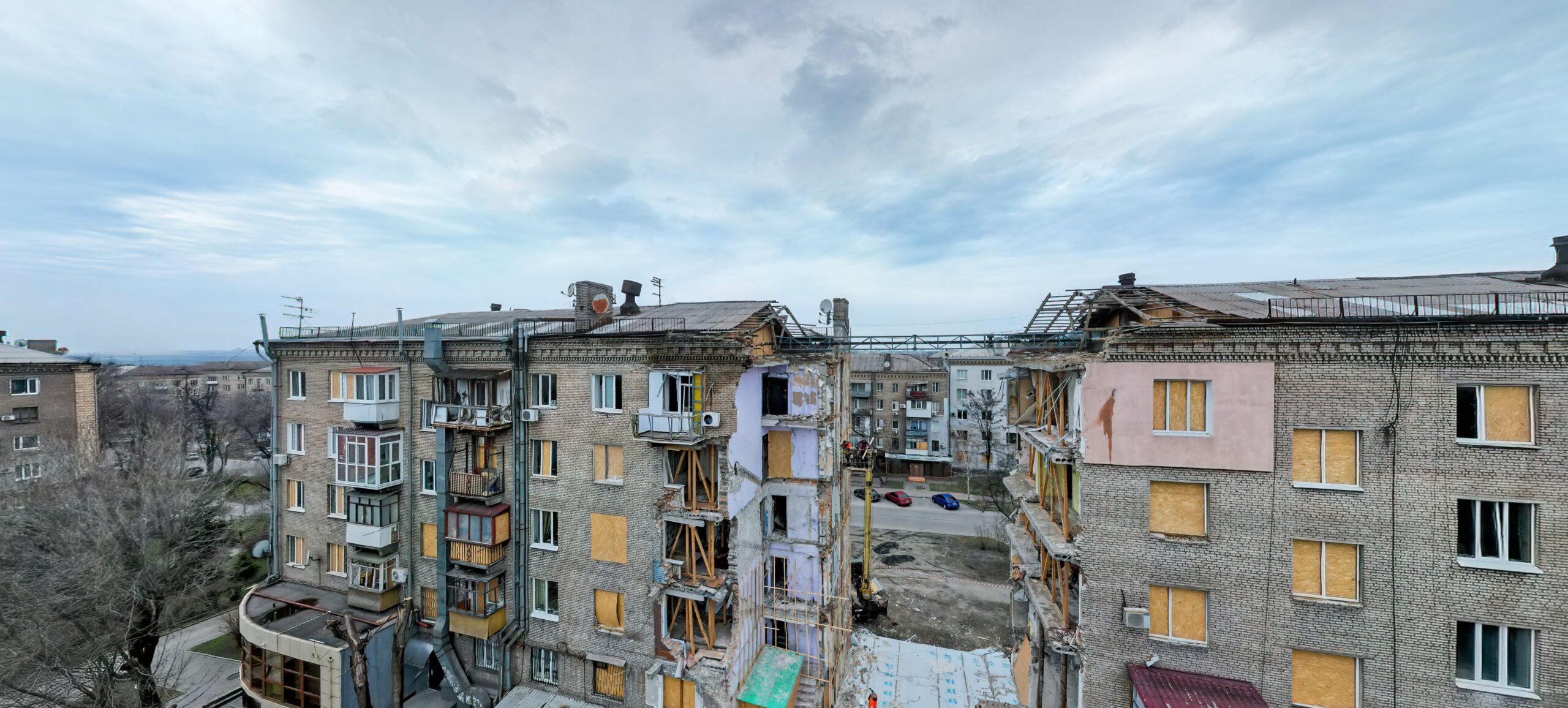 Разрушенные дома в Запорожье стали участниками проекта о прилетах