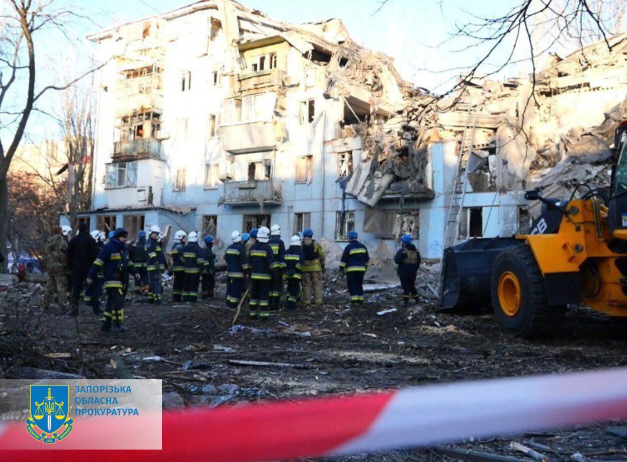 Спасатели достали тела двух погибших людей из-под завалов разрушенного дома в Запорожье. ВИДЕО