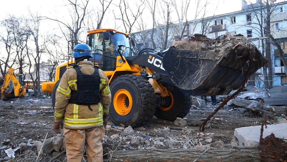 Спасатели продолжают разбор завалов разрушенного дома в Запорожье. ФОТО