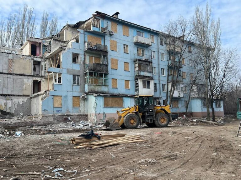Жители дома, разрушенного ракетными обстрелами в Запорожье, могут получить специальные акты: как это сделать