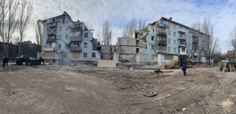В Запорожье начался новый этап ремонта разрушенных квартир в результате обстрела. ФОТО