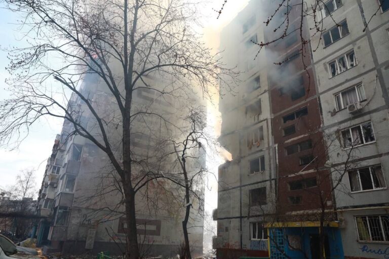Оккупанты нанесли ракетный удар по жилому дому в Запорожье. ВИДЕО