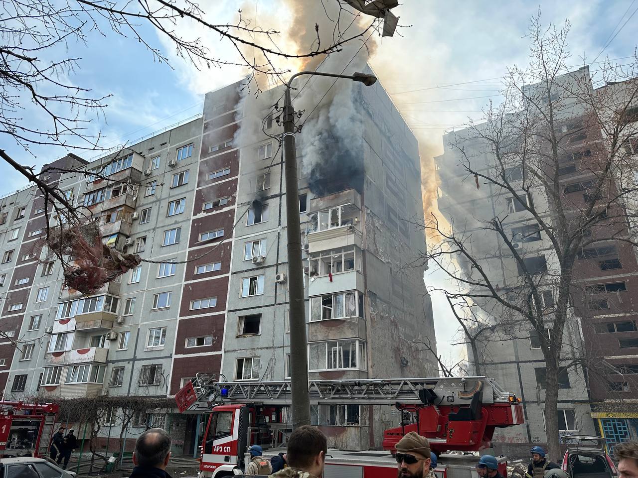 Стало известно о количестве пострадавших от ракетного удара по многоэтажкам в Запорожье