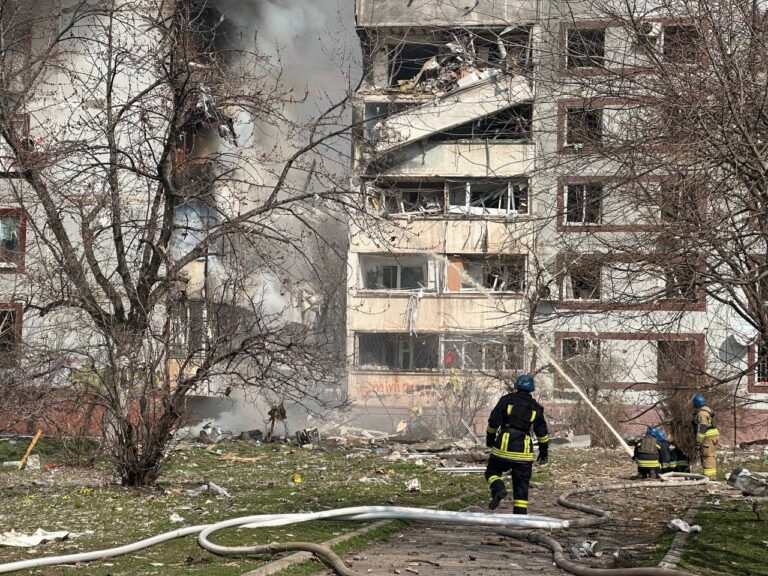 В полиции показали, как доставали людей из-под завалов разрушенных домов в Запорожье. ВИДЕО