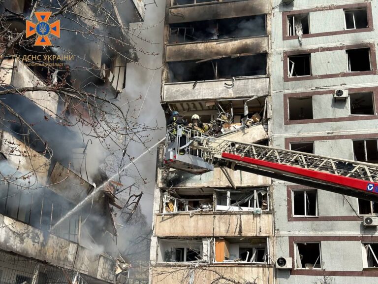 Рятівники розбирають завали будинку у Запоріжжі, в який влучили російські ракети. ФОТО