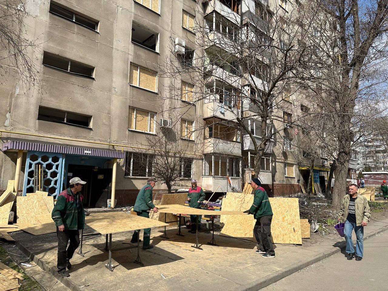 Коммунальщики устраняют последствия ракетного удара в Запорожье. ФОТО