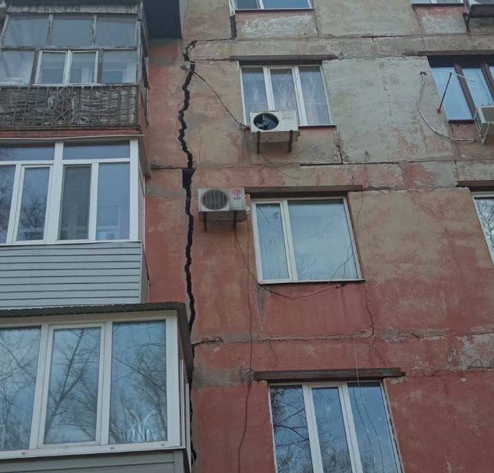 Многоэтажный дом в Запорожье рушится из-за трещин. ФОТО
