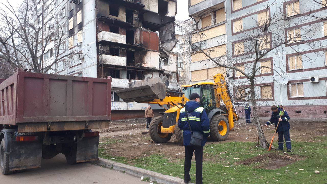 Коммунальщики в Запорожье ведут ремонтные работы в доме, по которому прилетела вражеская ракета. ФОТО