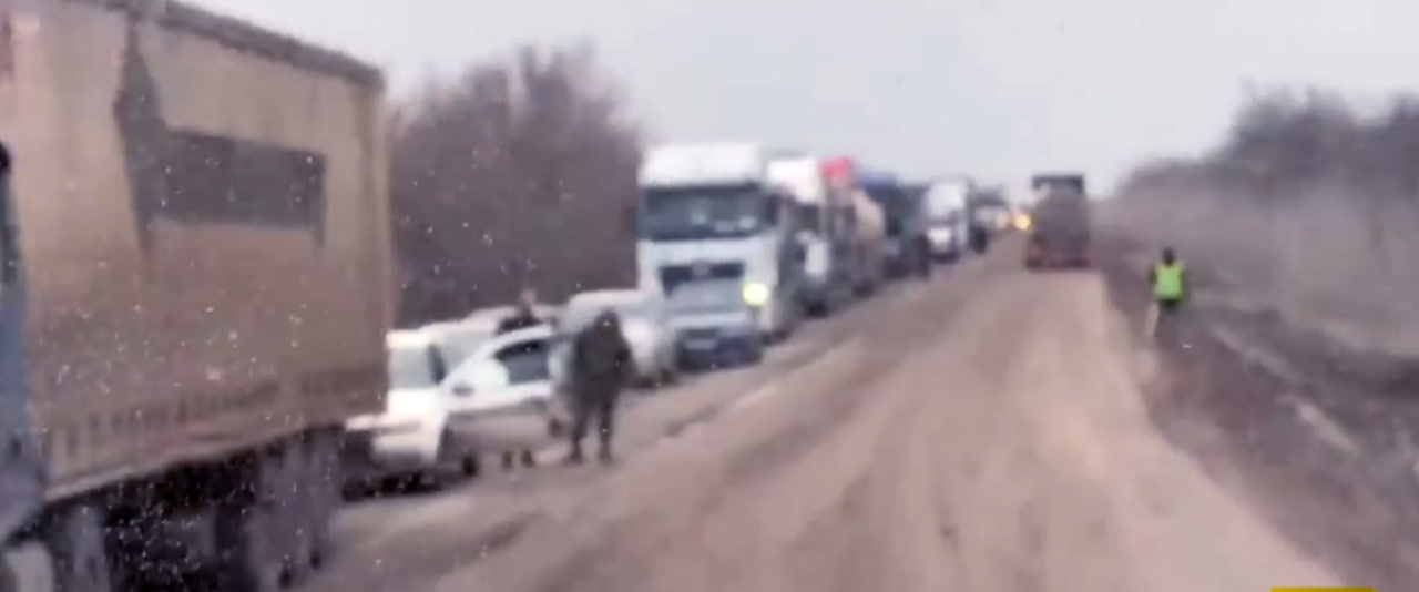 Траса Маріуполь-Мелітополь забита машинами (відео)