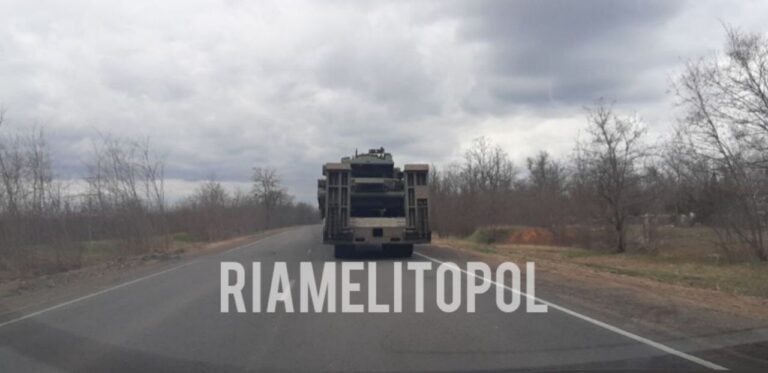 Российские военные перегоняют свою технику в направлении Мелитополя. ФОТО