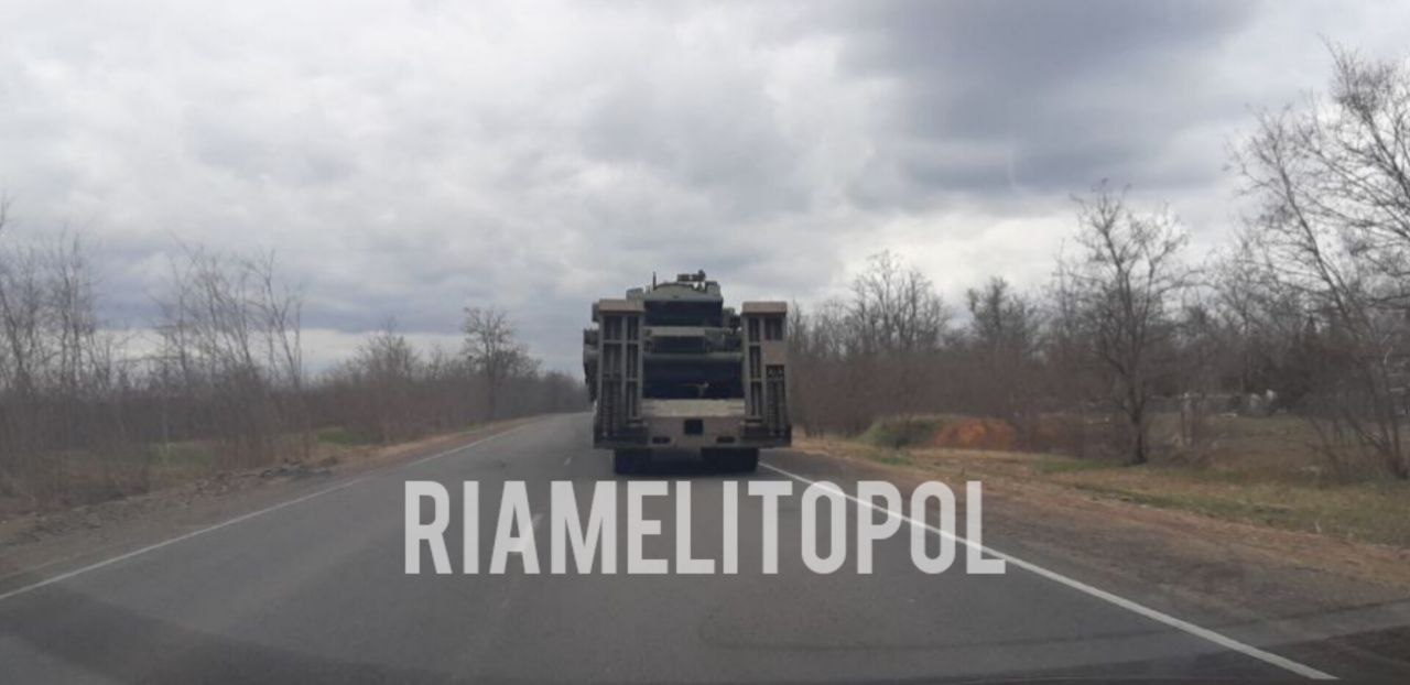 Російські військові перевозять свою техніку у напрямку Мелітополя. ФОТО