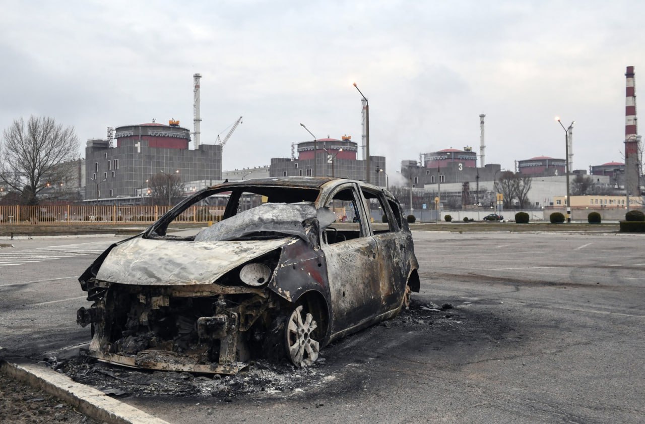 Оккупанты превратили территорию Запорожской АЭС в стоянку для автомобилей и военной техники. ФОТО
