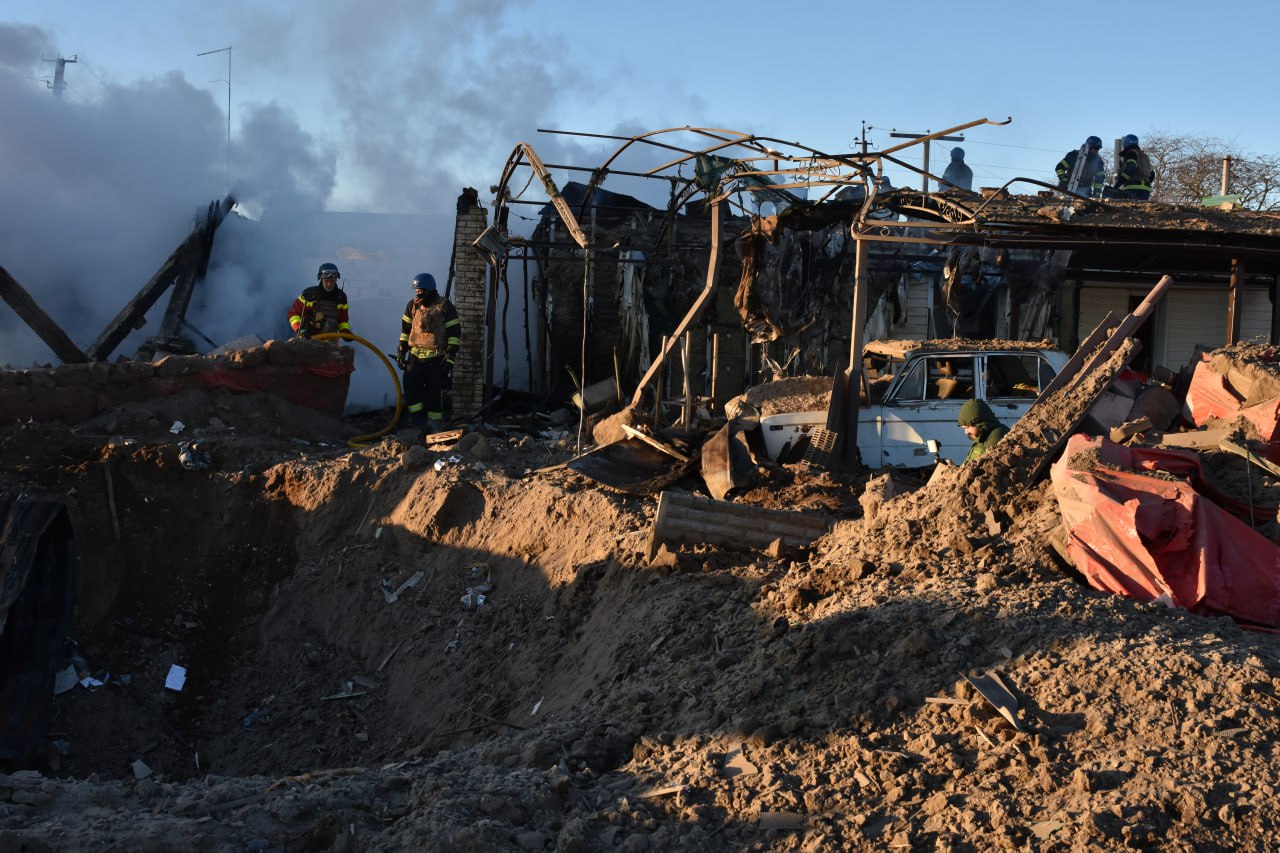 Зруйновані будинки та вирва від “прильоту”: у Запорізькому районі ліквідують наслідки ракетних ударів. ФОТО