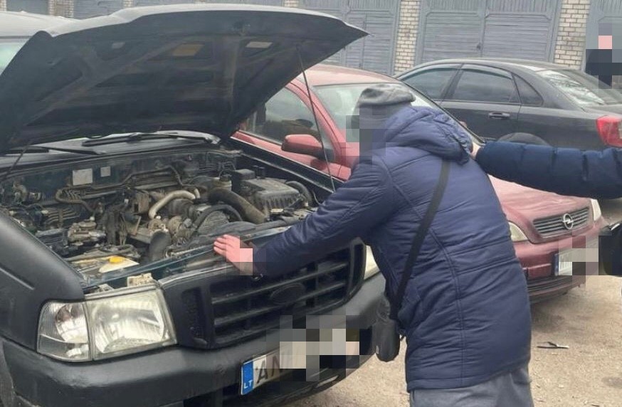 Мужчина пытался продать в Запорожье автомобиль, который был гуманитаркой для ВСУ. ФОТО
