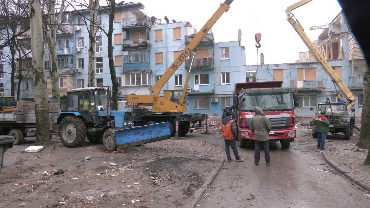 Коммунальщики  устраняют последствия прилета по жилому дому в Запорожье. ФОТО