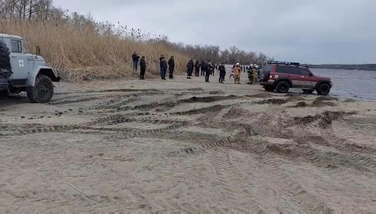 Спасатели в Запорожье вытащили автомобиль, который застрял в реке. ФОТО