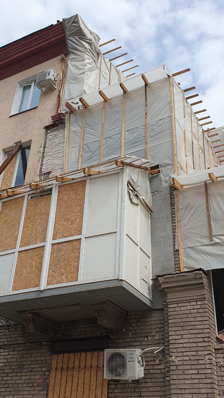 Будинки, постраждалі від ракетних атак в Запоріжжі продовжують відновлювати: де йде ремонт