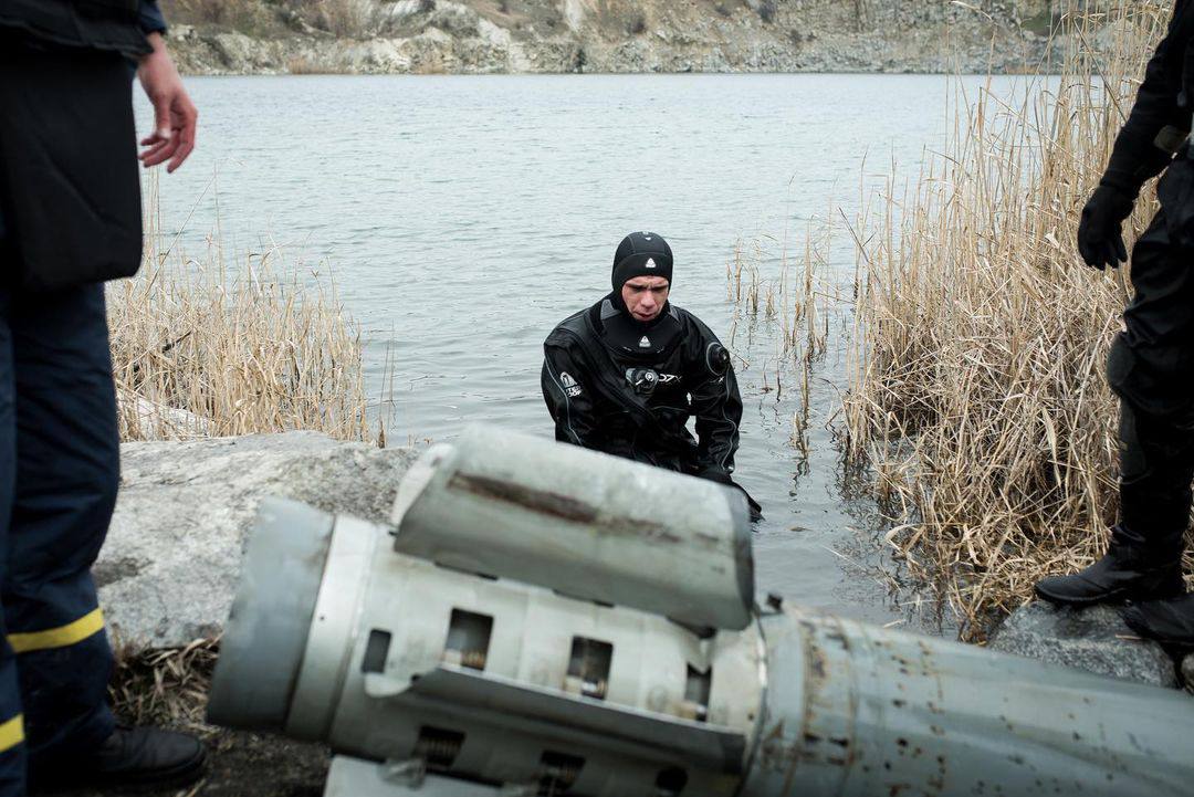 В Запорожье пиротехники изымают остатки российской ракеты
