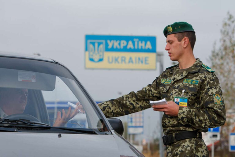 Скандальна заява Держприкордонслужби: чоловіків-втікачів повертатимуть до України (ВІДЕО)