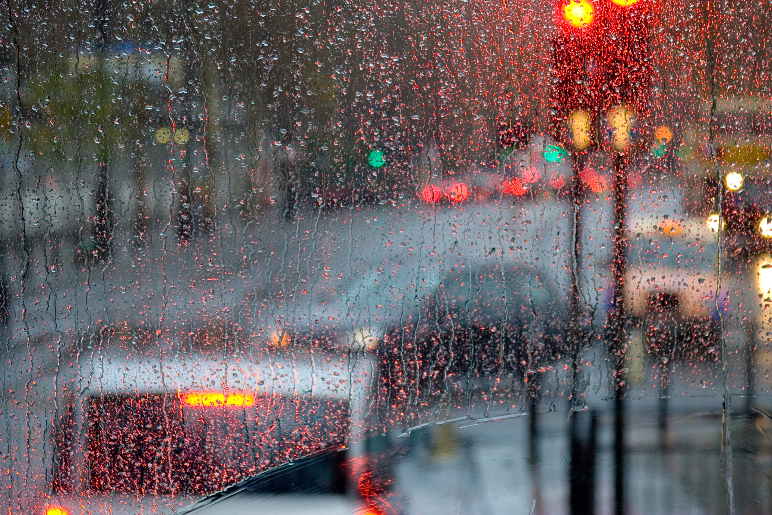 Непогода в Запорожье: на дорогах затруднено движение