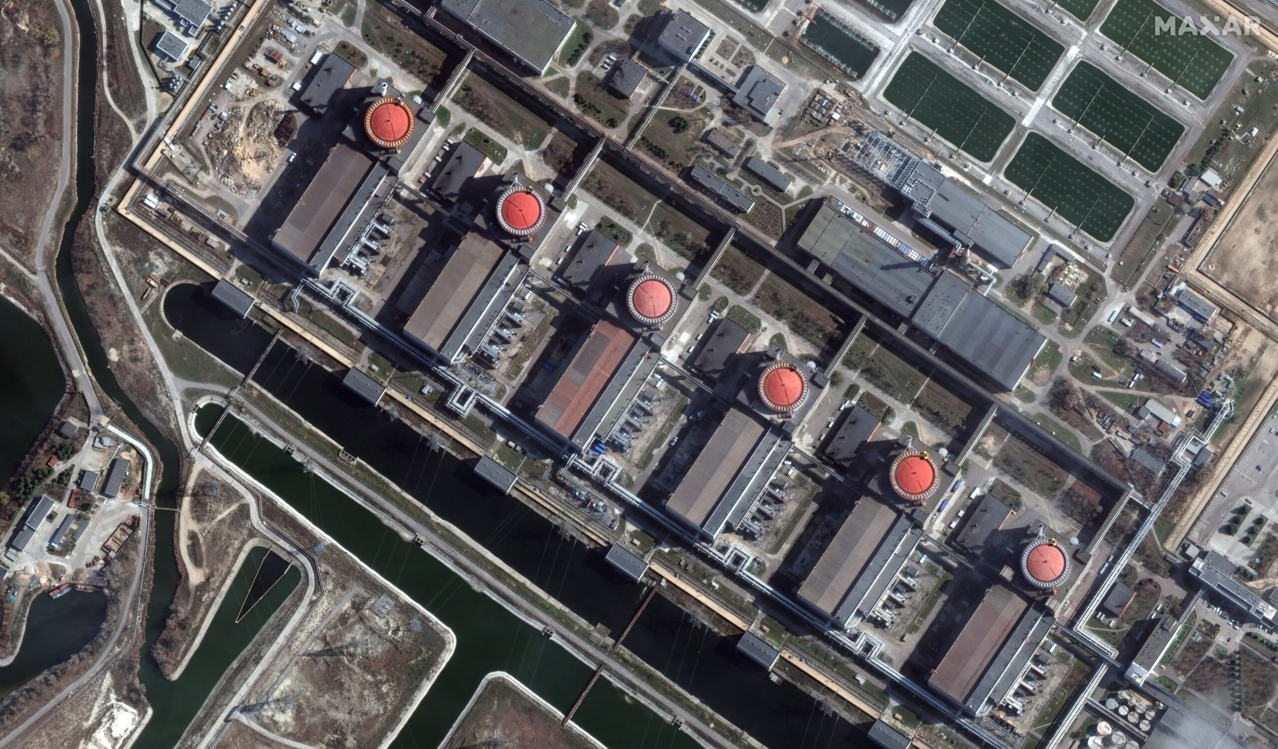 Компания “Maxar” показала новые спутниковые снимки Запорожской АЭС в Энергодаре. ФОТО