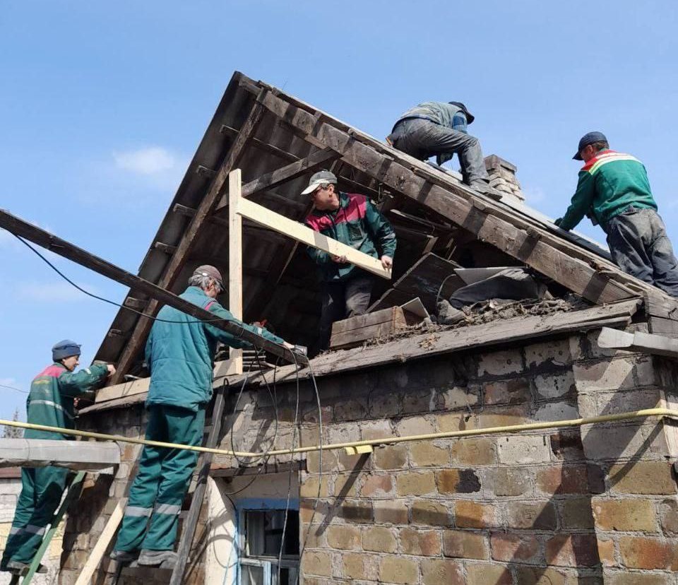 Дома, которые разрушил ракетный удар по Запорожью, продолжают ремонтировать. ФОТО