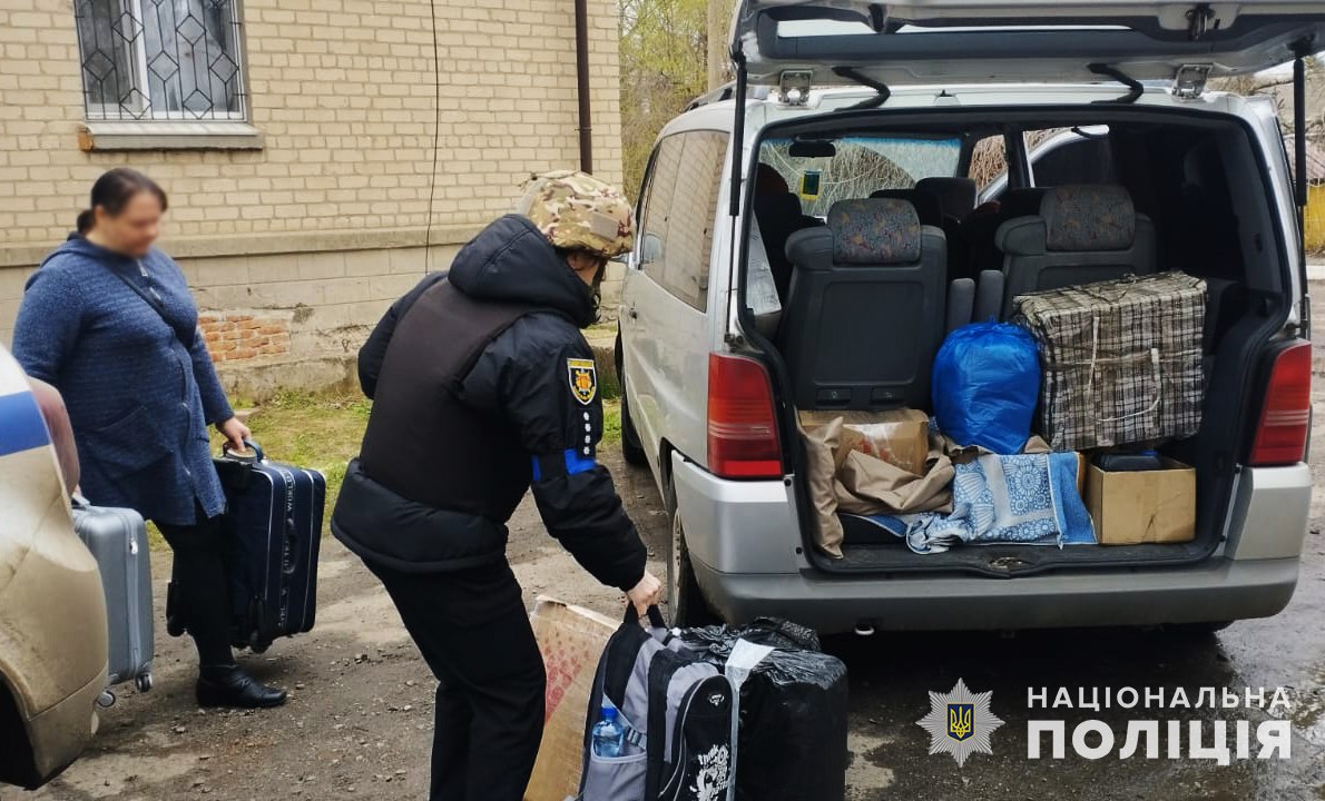 Запорожские полицейские эвакуировали семью из Степногорска