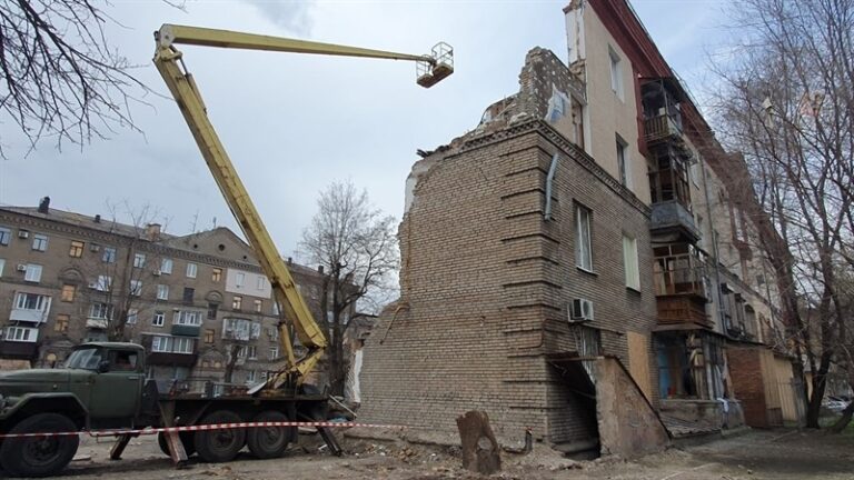 Дом на Сталеваров, разрушенный ракетными обстрелами, готовят к “консервации”