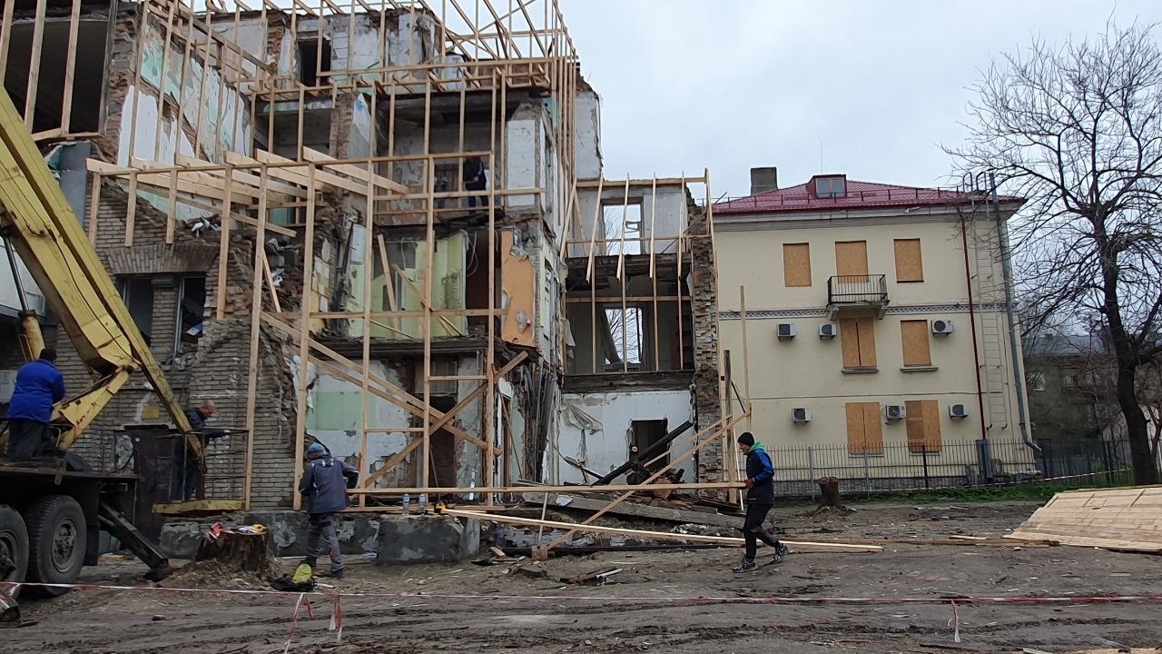 В Запорожье возобновили консервацию разрушенного дома