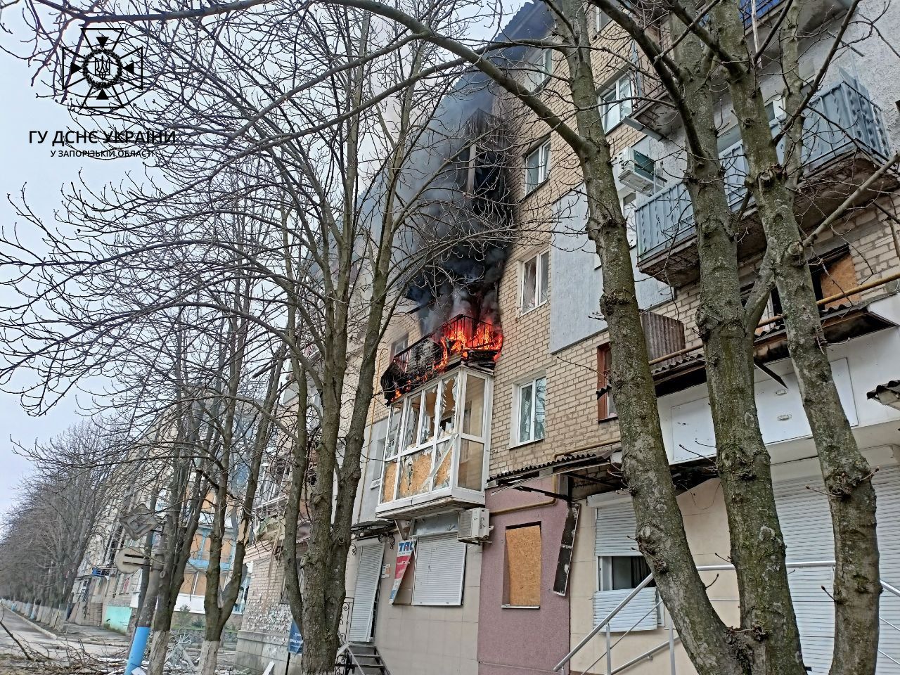 В Пологовском районе в результате вражеских обстрелов загорелся дом. ФОТО