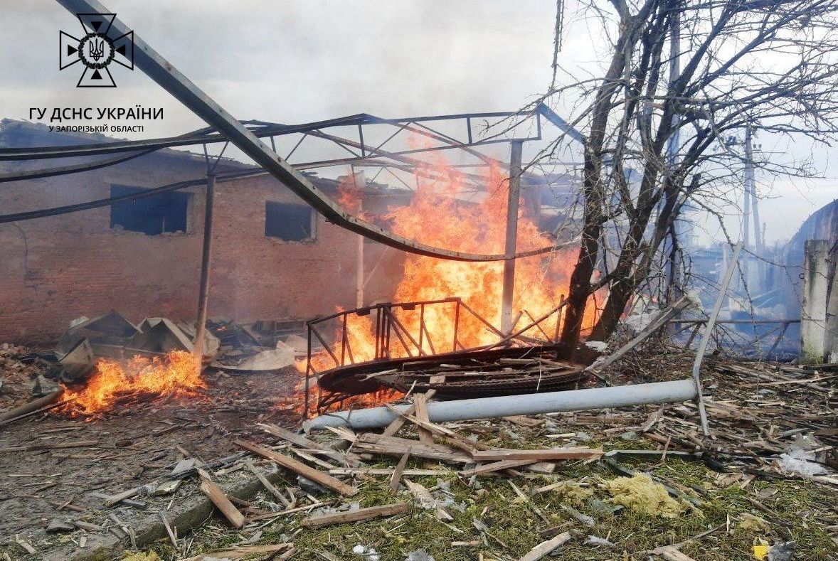 Российский снаряд спровоцировал пожар в Орехове: есть ли пострадавшие. ФОТО