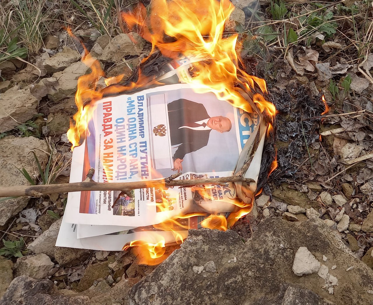 Партизаны сожгли российские газеты и пропагандистскую символику в Мелитополе и Бердянске