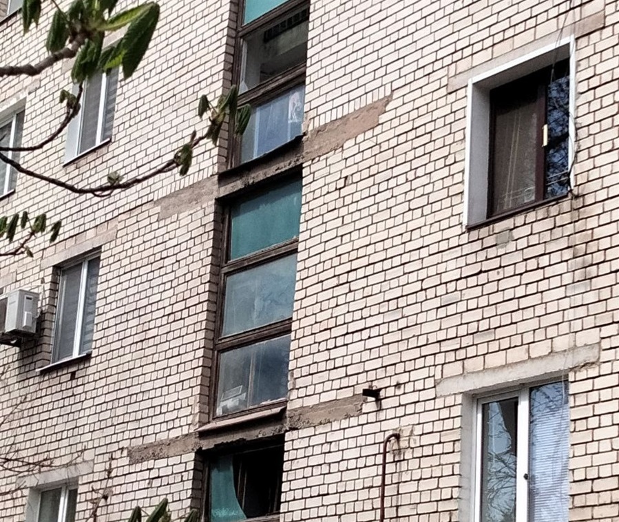 Коммунальщики устраняют последствия ракетного удара по Запорожью на Пасху. ФОТО