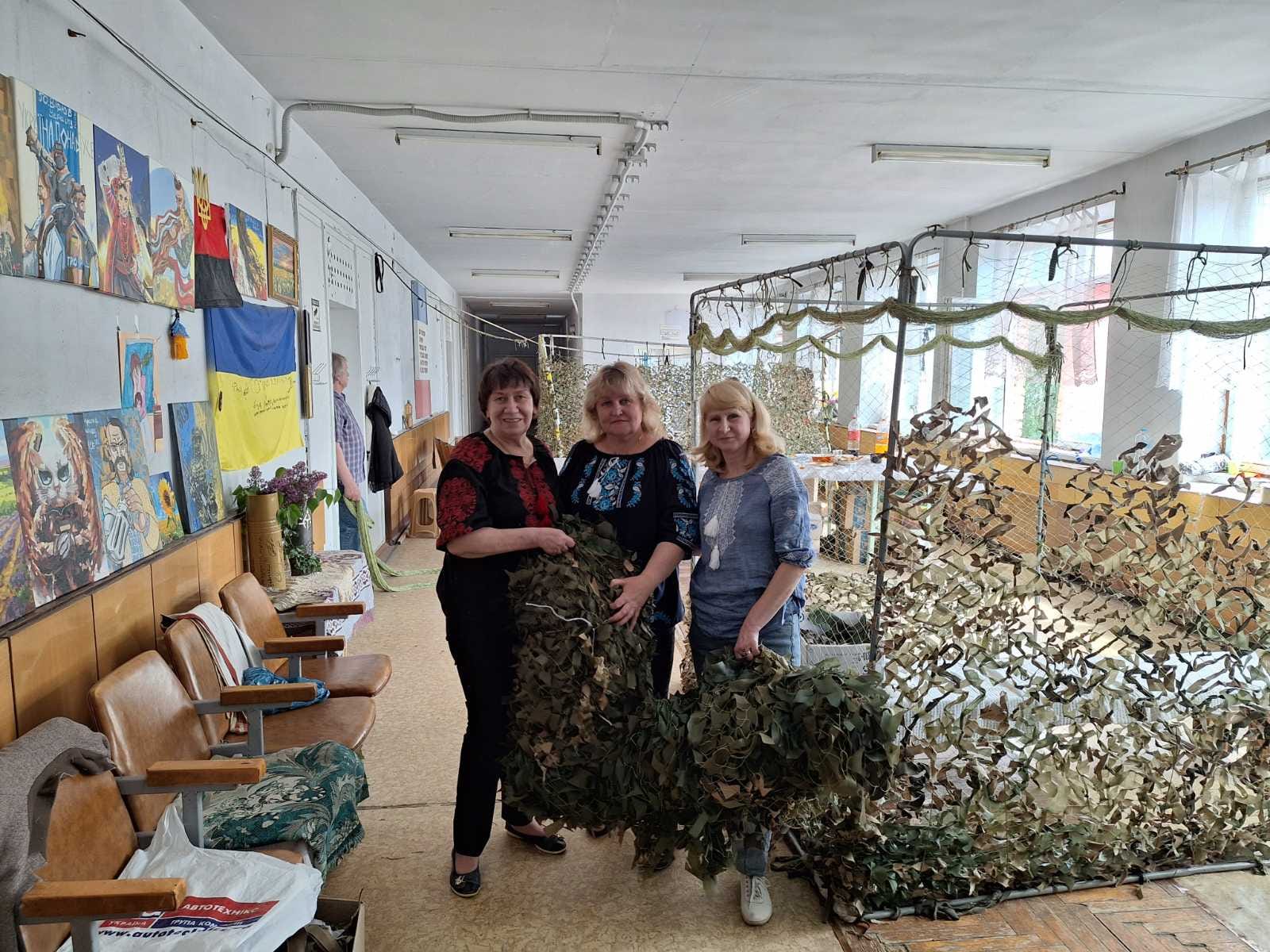 Волонтеры в Запорожье плетут маскировочные сети для ВСУ