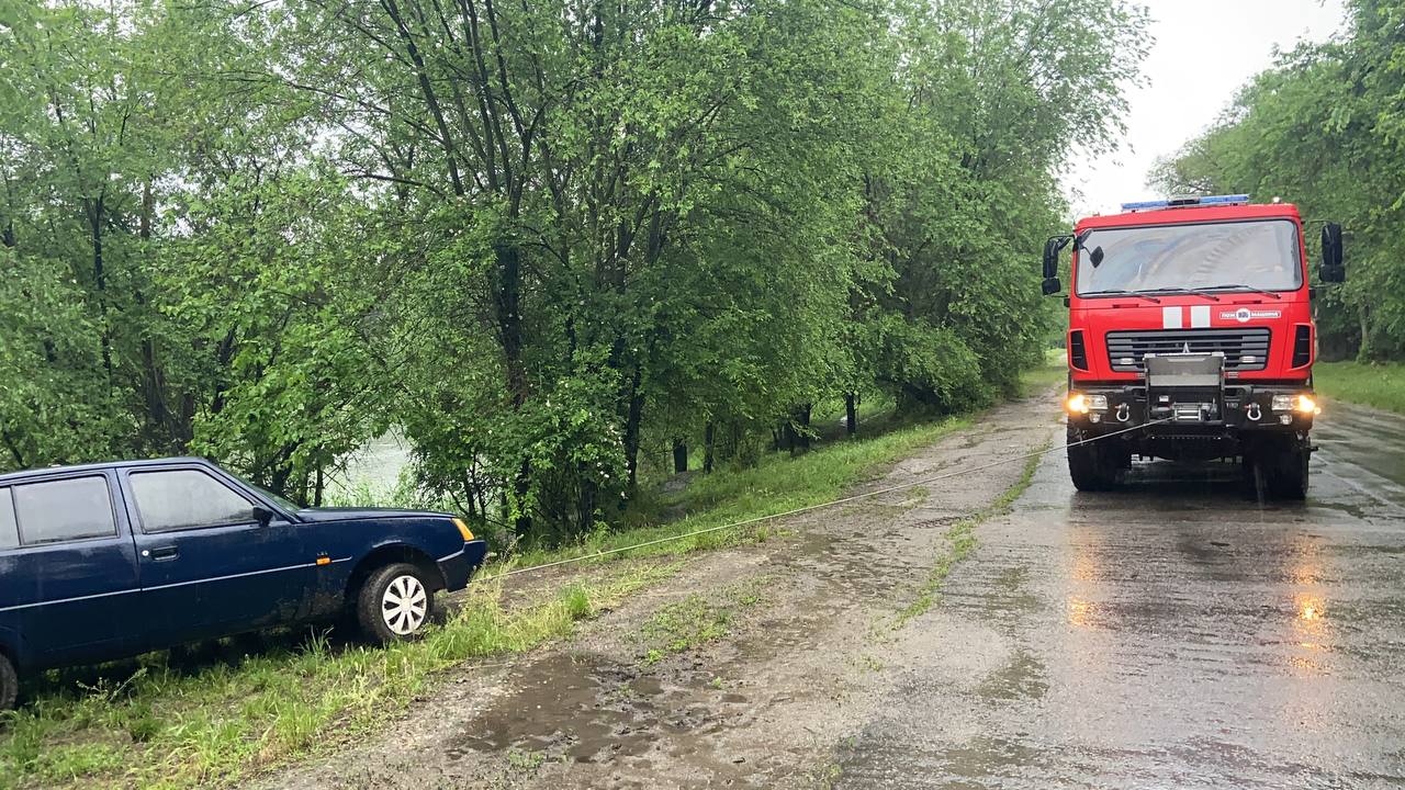 В Запорожье из-за непогоды затопило дома и заблокировано движение транспорта. ФОТО