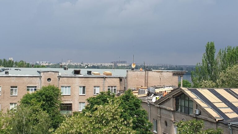 Коммунальщики в Запорожье чинят крышу дома, который пострадал от обстрелов. ФОТО