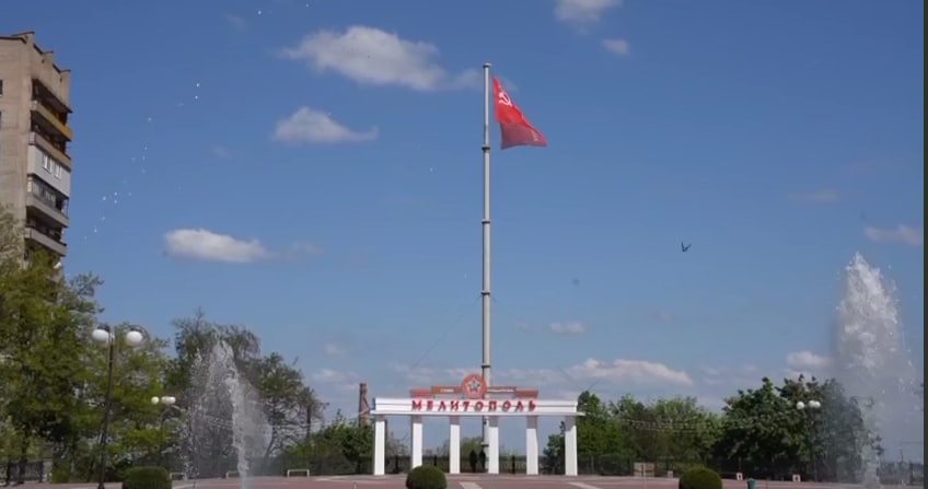 В центре Мелитополя оккупационная власть вывесила советский флаг (ФОТО)