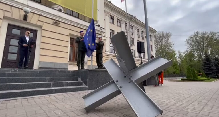 В центре Запорожья подняли флаг Евросоюза
