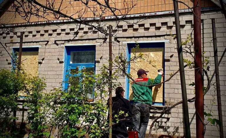 Коммунальщики в Запорожье чинят дома, которые пострадали от обстрелов. ФОТО